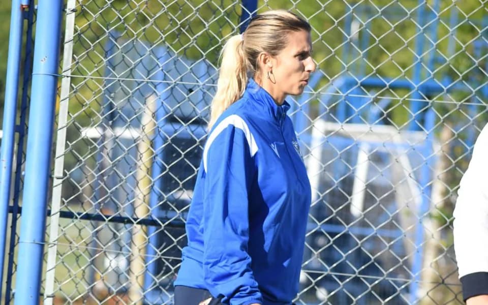 Vanesa Rotondi en un entrenamiento de fútbol juvenil