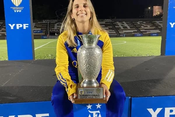 Vanesa Rotondi con un trofeo en un estadio