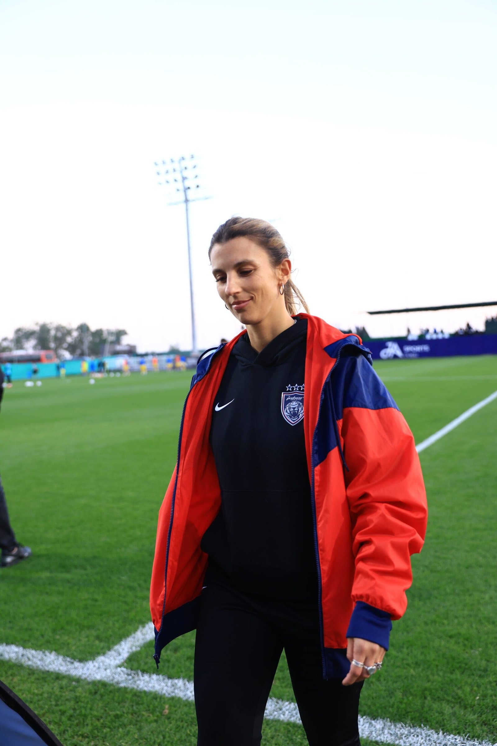 Vanesa Rotondi en una cancha de fútbol